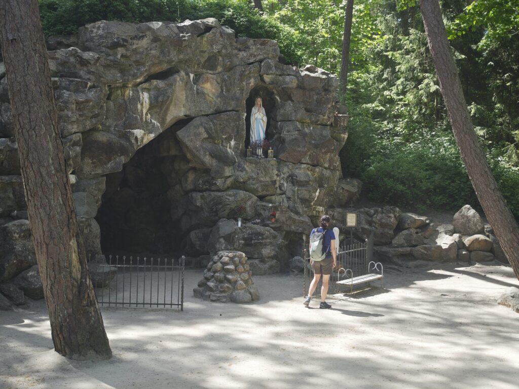 Am Fuße des Birutė-Hügel ist die Lourdes Grotte