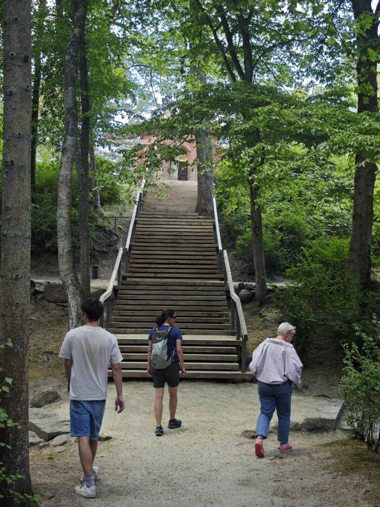 Botanischer Garten Palanga - eine Treppe führt hinauf zur Kapelle 