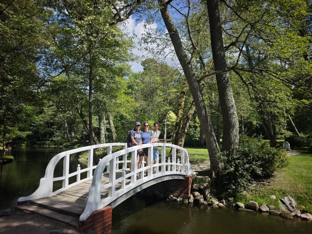 Botanischer Garten Palanga mit Brücke am kleinen See
