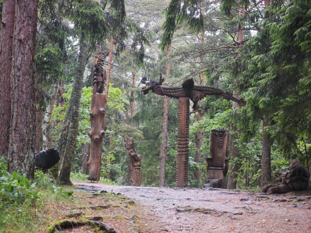 71 besondere Holzskulpturen schmücken den Hexenberg