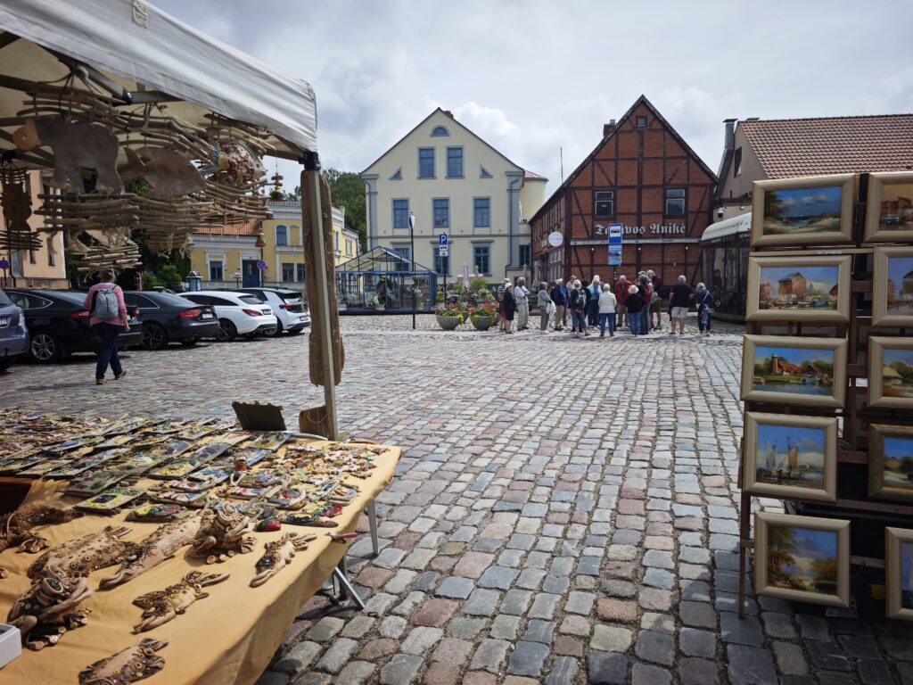 Am Theaterplatz findest du auch Fachwerkhäuser - gute lokale Restaurants zum Essen