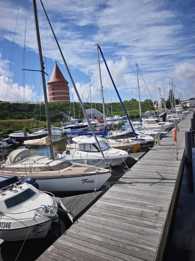 Die Promenade entlang des Flusses bis in den Hafen von Klaipeda