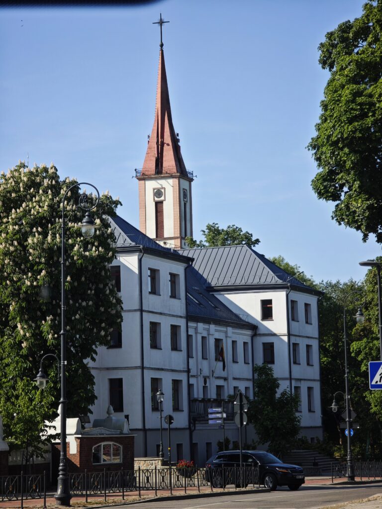 Die Kirche in Kretinga - mit der ältesten Kirchtüre Litauens