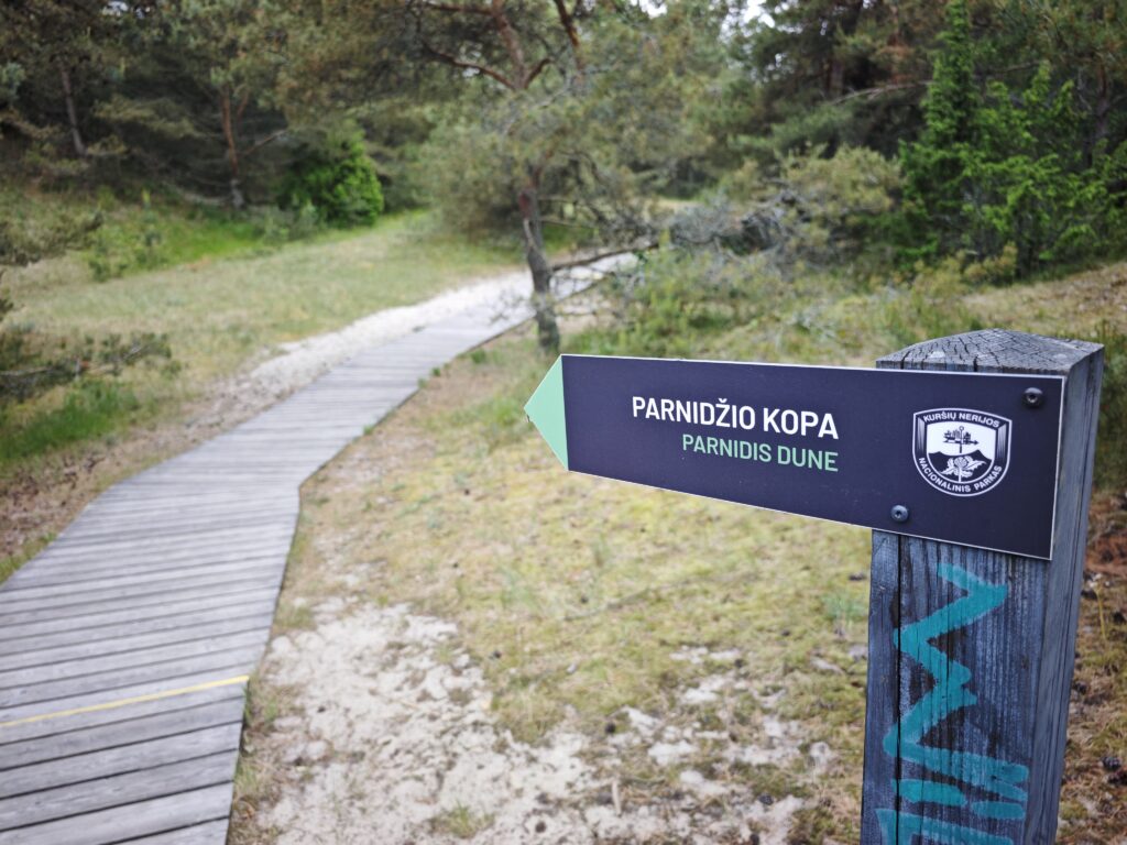 Der offizielle Wanderweg über den Holzbohlenweg auf die Parnidis Düne