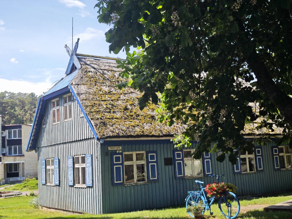 Kurische Nehrung mit dem Fahrrad - in Nida findest viele der bunten Holzhäuser